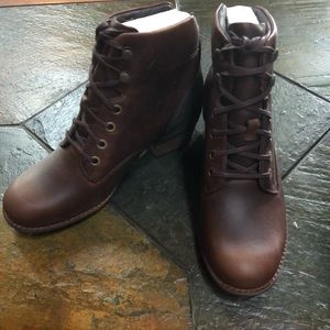 Merrell Lace Boot in Oak. US8. NWT Never worn!